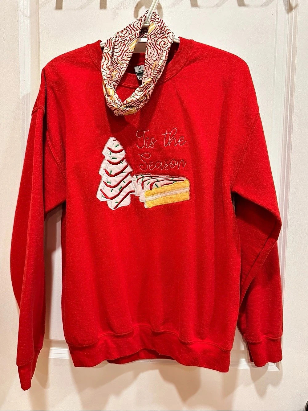 Gildan Red Holiday Little Debbie Embroidered Sweatshirt Size Medium